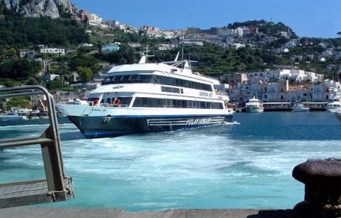 Aliscafo vor dem Hafen Marina Grande der Insel Capri (© Portanapoli.com)