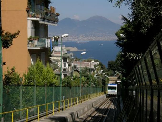 Neapel: Funicolare (Standseilbahn) – Verkehrsmittel mit Charme