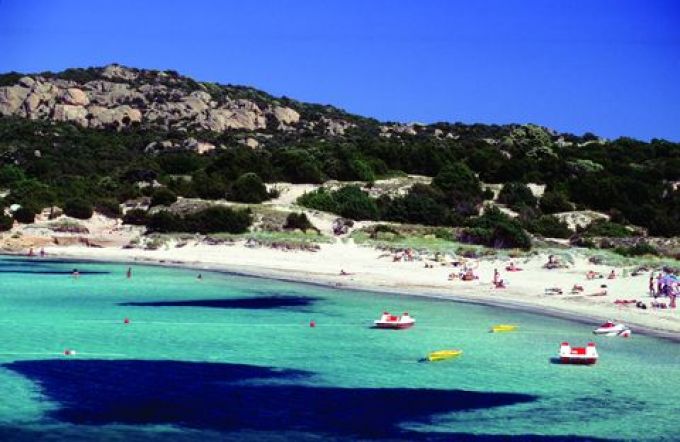 Anreise Sardinien: Flugzeug und eigener Pkw im Vergleich