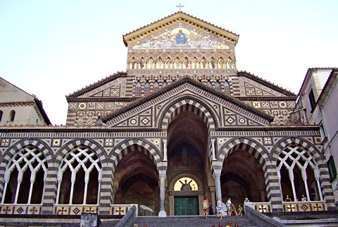 Cattedrale di Sant'Andrea, in der die Gebeine des Schutzpatrons aufbewahrt werden (© Umberto - Portanapoli.com)