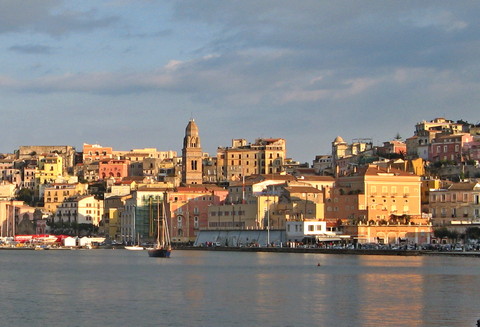 Gaeta: Mittelalterliches Städtchen mit schönen Stränden