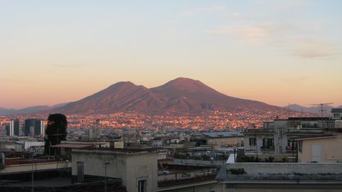 Sonnenuntergang am Vesuv (@ portanapoli.com)