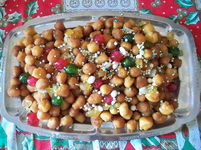 Bunt dekorierter Struffoli