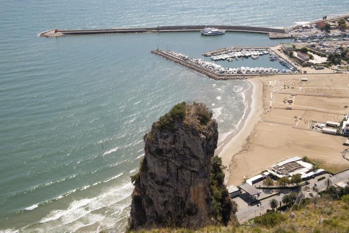 Hafen von Terracina vom Anxurus-Tempel (© Sandro Bedessi - Fototeca ENIT)