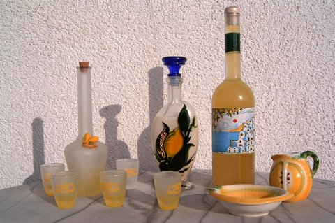 Crema di Limoncello aus Sorrent und sonnengelber Limoncello von der Amalfiküste (© Portanapoli)