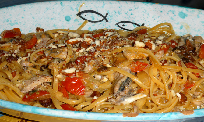 Linguine alla cilentana mit Tomaten, Sardellen und Mandeln(Ristorante AMMOR 'E MARE in Marina di Camerota)