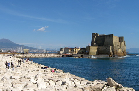 Auf den Steinen am Castel dell'Ovo kann man sich gut sonnen (© Redaktion - Portanapoli.com)