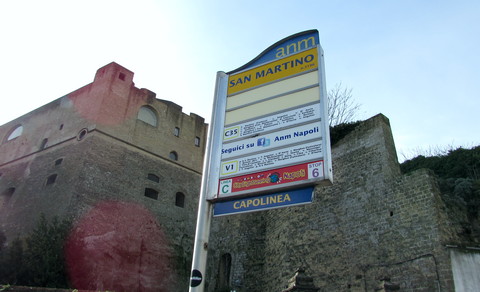 Unterwegs mit dem Bus in Neapel