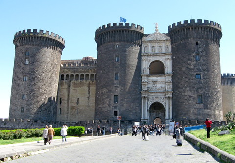 Wahrzeichen von Neapel, die Burg „Castel Nuovo“ (Maschio Angioinio)