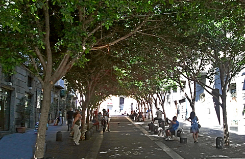 Die Fußgängerzone in Neapel-Chiaia ist schön schattig (© Redaktion - Portanapoli.com)