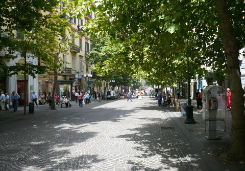 Shopping und imposante Burg: Stadtteil Vomero in Neapel