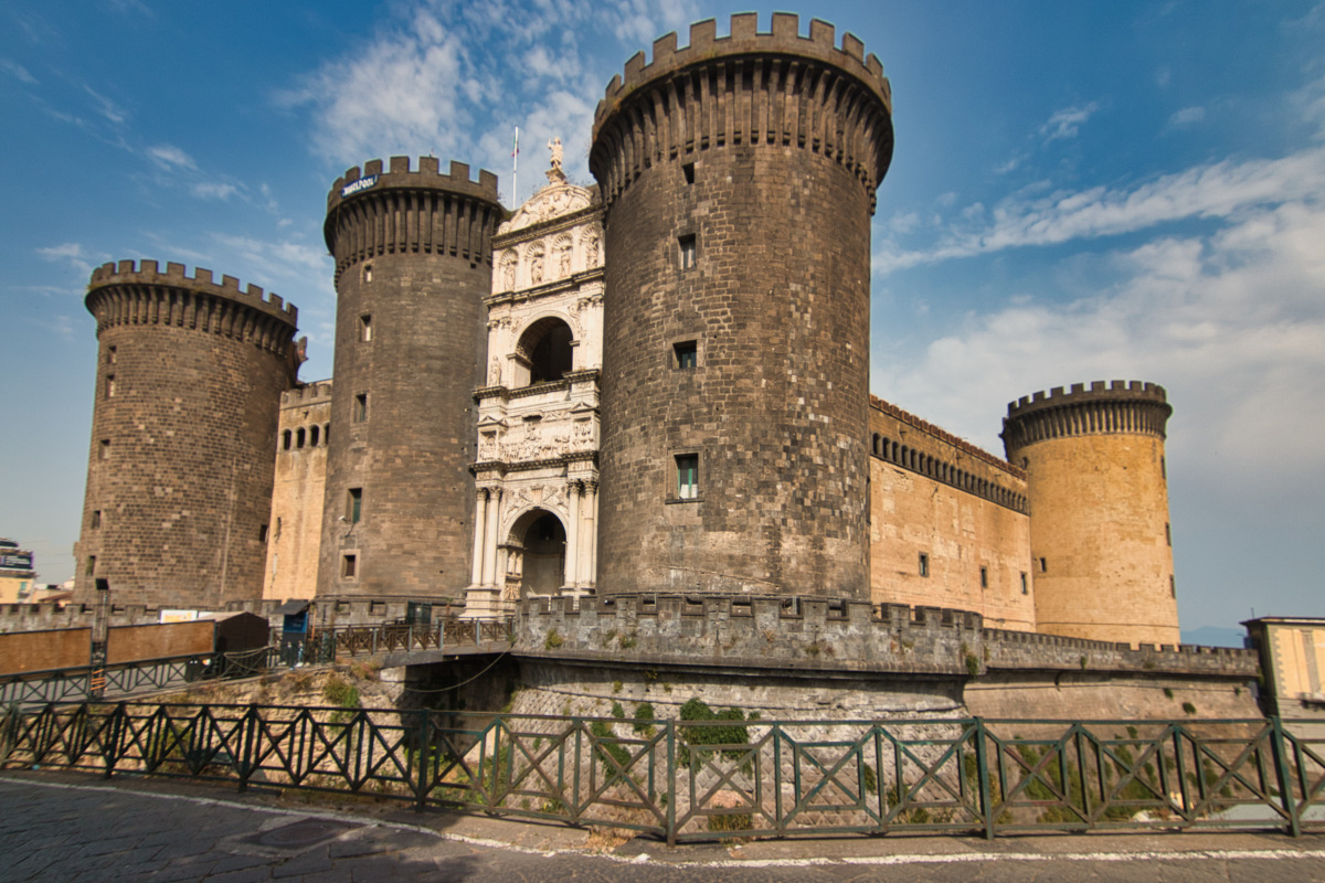 Am Hafen von Neapel: Museum Civico im Castel Nuovo