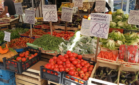 Farben, Stimmen und Düfte: Einkaufen auf Märkten in Neapel