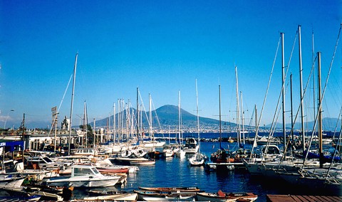 Ein sonniger Tag am Hafen Santa Lucia in Neapel (© Portanapoli.com)