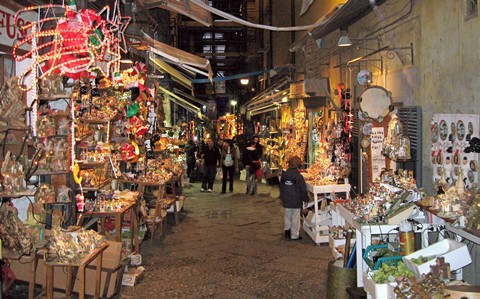 In der Via San Gregorio Armeno reihen sich die Krippengeschäfte aneinander (© Portanapoli.com)