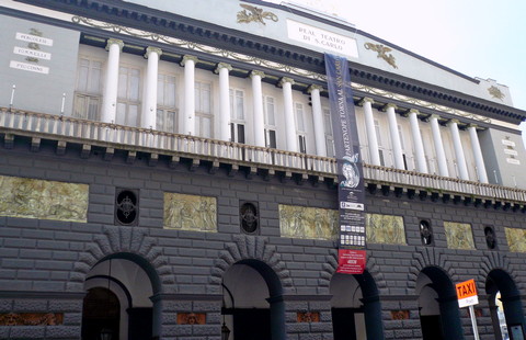 Fassade des Teatro San Carlo (© Umberto - Portanapoli.com)