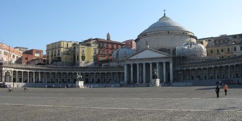 Piazza Plebiscito – Platz mitten im Stadtzentrum von Neapel
