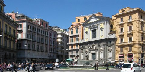 Piazza Trieste e Trento in Neapel (@ portanapoli.com)