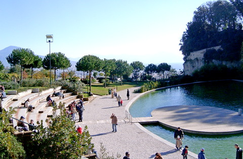 Grüne Oase im Wohngebiet: Park Poggio in Neapel