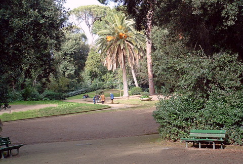 Grüne Oase hinter der Fußgängerzone im Stadtteil Vomero (© Portanapoli.com)