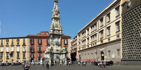 Die Piazza del Gesù Nuovo in Neapel – Tor zur Altstadt