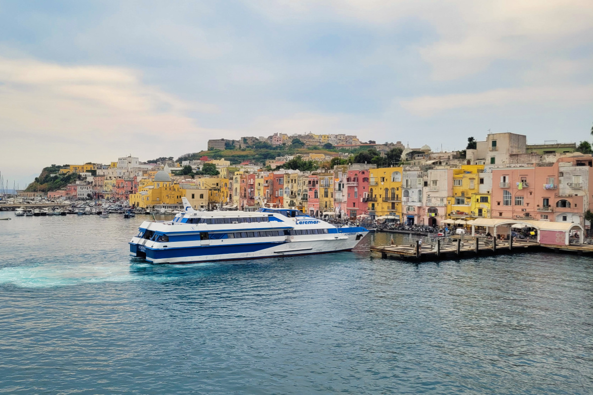 Fähre, Transfer und Mietauto buchen