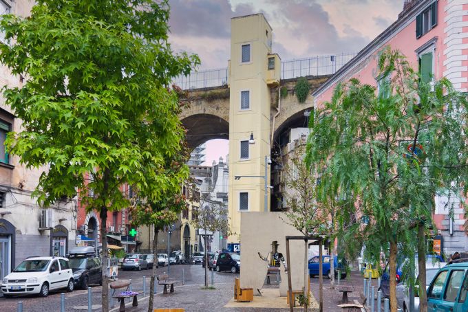 Die Brücke im Rione Sanità und das Totò-Denkmal (@ portanapoli.com)