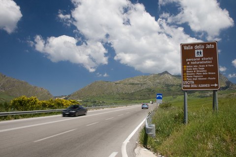 Mit dem Auto sicher in Italien unterwegs: Straßenverkehr und Verkehrsregeln