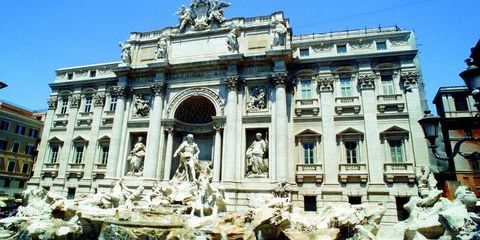 Vor einer Triumphbogefassade tummeln sich die Bewohner des Meeres (© V. Arcomano - Fototeca ENIT)