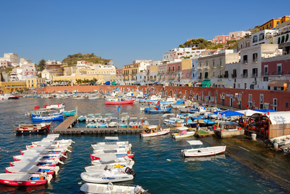 Der Hafen von Ponza ist die Bühne des Insellebens (© claudiozacc - Fotolia)