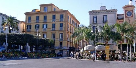 Anreise von Neapel nach Sorrent mit dem ÖPNV oder der Fähre