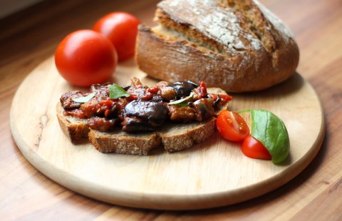 Bruschetta mit frittierten Auberginen und Tomaten – Rezept