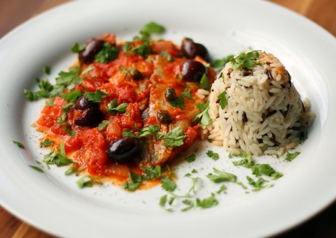 Fischfilets mit Tomaten, Oliven und Kapern