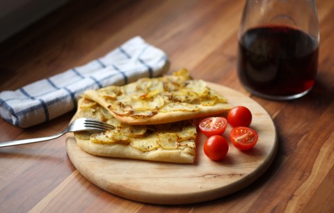 Focaccia mit Kartoffeln und Zwiebeln
