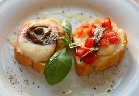 Crostini napoletani mit Mozzarella, Anchovis und Tomaten – Rezept