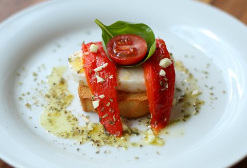 Crostini mit Paprika, Tomaten und Mozzarella – Rezept