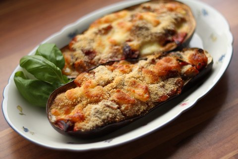 Gefüllte Auberginen mit Tomaten, Mozzarella und Scamorza (Melanzane a scarpone)
