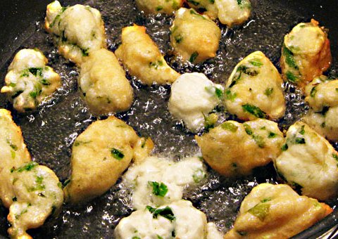 Frittierte Teigbällchen mit Algen – Zeppole con le alghe