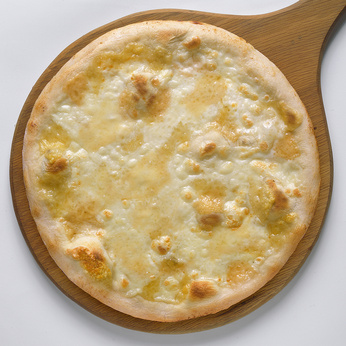 Pizza quattro formaggi (Pizza mit vier Käsesorten)