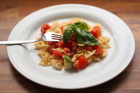 Nudelsalat mit Mozzarella, Tomaten und Basilikum