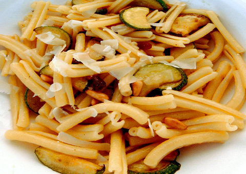 Casarecce-Pasta mit Zucchini Pinienkernen, Rosinen und Zimt (Casarecce alle zucchine)
