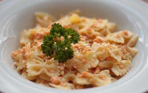 Farfalle-Pasta mit geräuchertem Lachs (Farfalle al salmone)