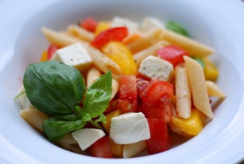 Nudelsalat mit Tomaten, Mozzarella, Paprika und Basilikum