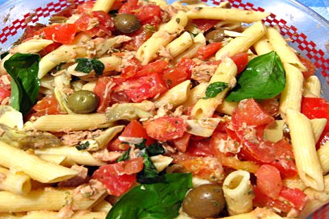 Nudelsalat mit Artischocken, Thunfisch und Tomaten