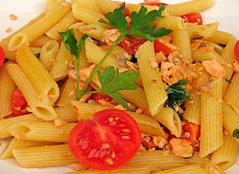 Pennette mit frischem Lachsfilet (Pennette al salmone fresco)