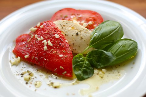 Mozzarella mit Tomaten und gegrillter Paprika