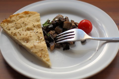 Pilze mit Öl, Knoblauch und Petersilie (funghi trifolati)