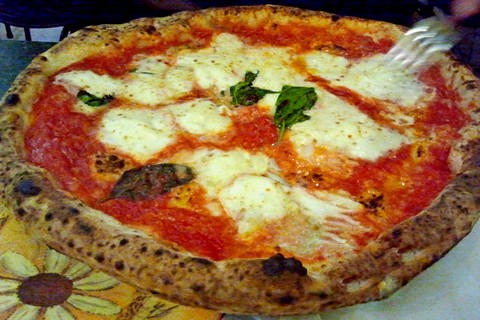 Pizza Margherita mit Tomaten, Mozzarella und Basilikum