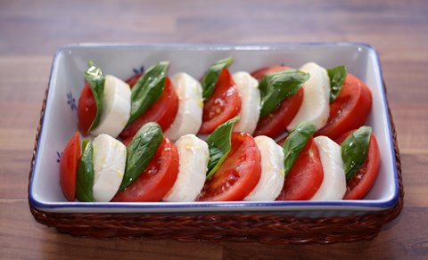 Tomaten mit Mozzarella und Basilikum (Insalata Caprese)
