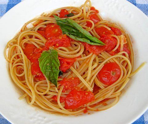 Spaghetti mit frischer Tomatensoße und Basilikum (Spaghetti al pomodoro fresco)